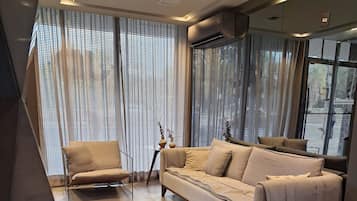 Basic Apartment | Living area