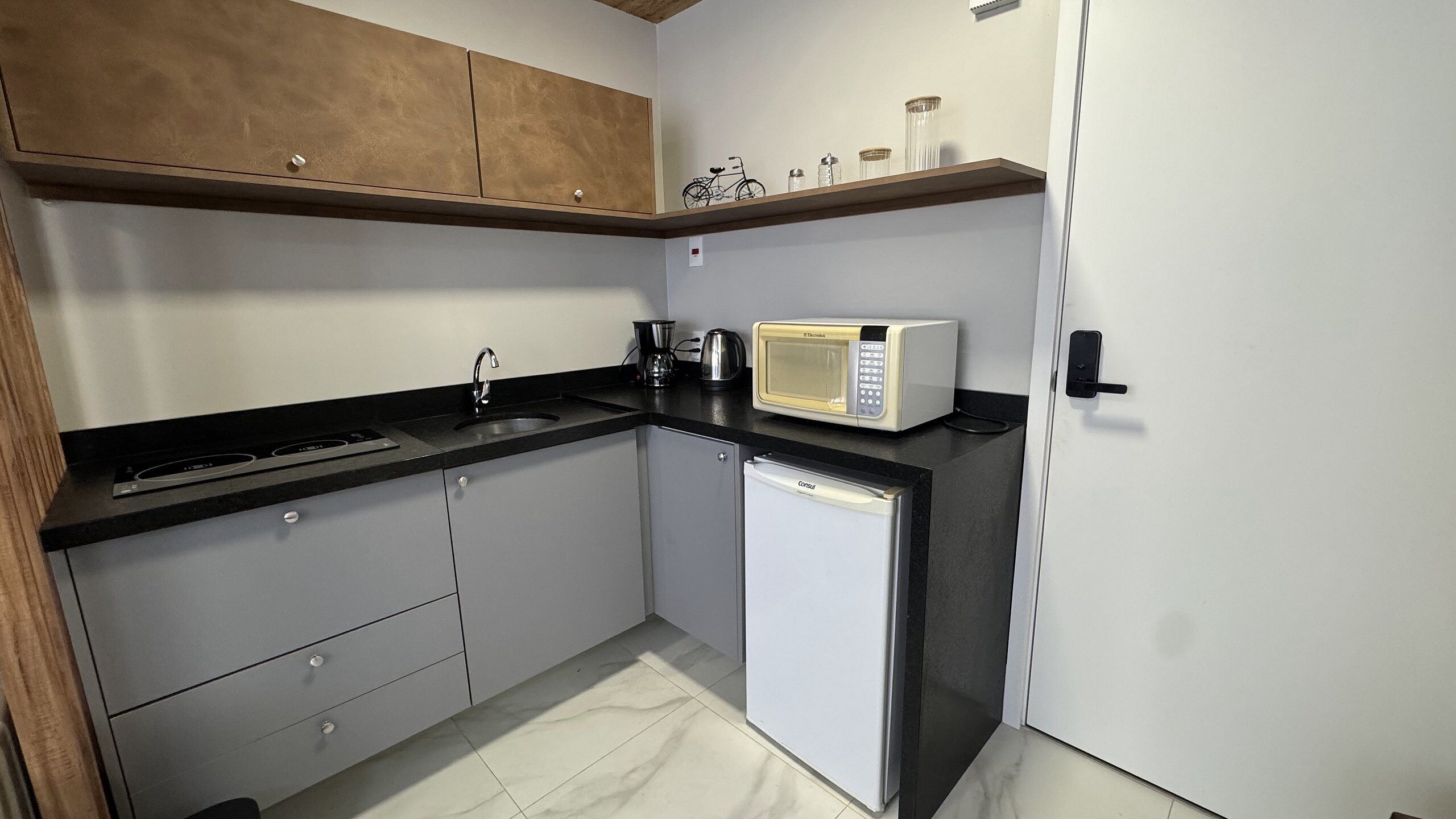 Departamento básico | Cocina privada | Refrigerador, parrilla de estufa y utensilios de cocina 