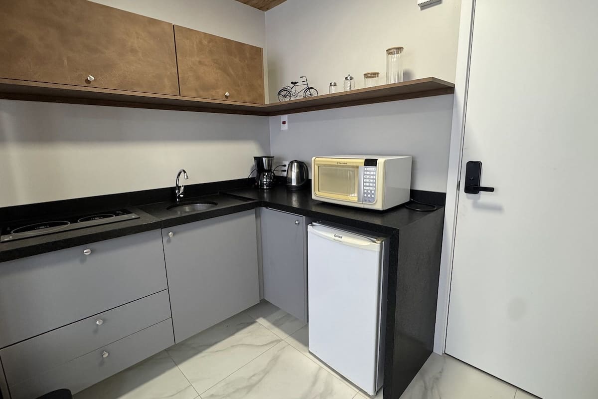 Departamento básico | Cocina privada | Refrigerador, parrilla de estufa y utensilios de cocina
