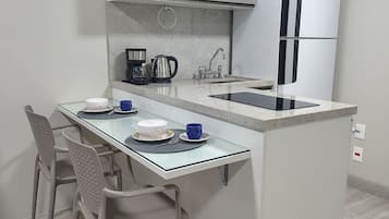 Departamento básico | Cocina privada | Refrigerador, parrilla de estufa y utensilios de cocina