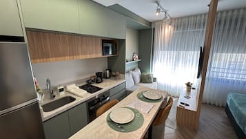 Comfort Apartment | Dapur peribadi | Peti sejuk, dapur, alat memasak/pinggan mangkuk/perkakas dapur