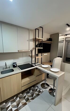 Basic Studio | Private kitchen | Fridge, stovetop, cookware/dishes/utensils - Jp redenção  (Porto Alegre)