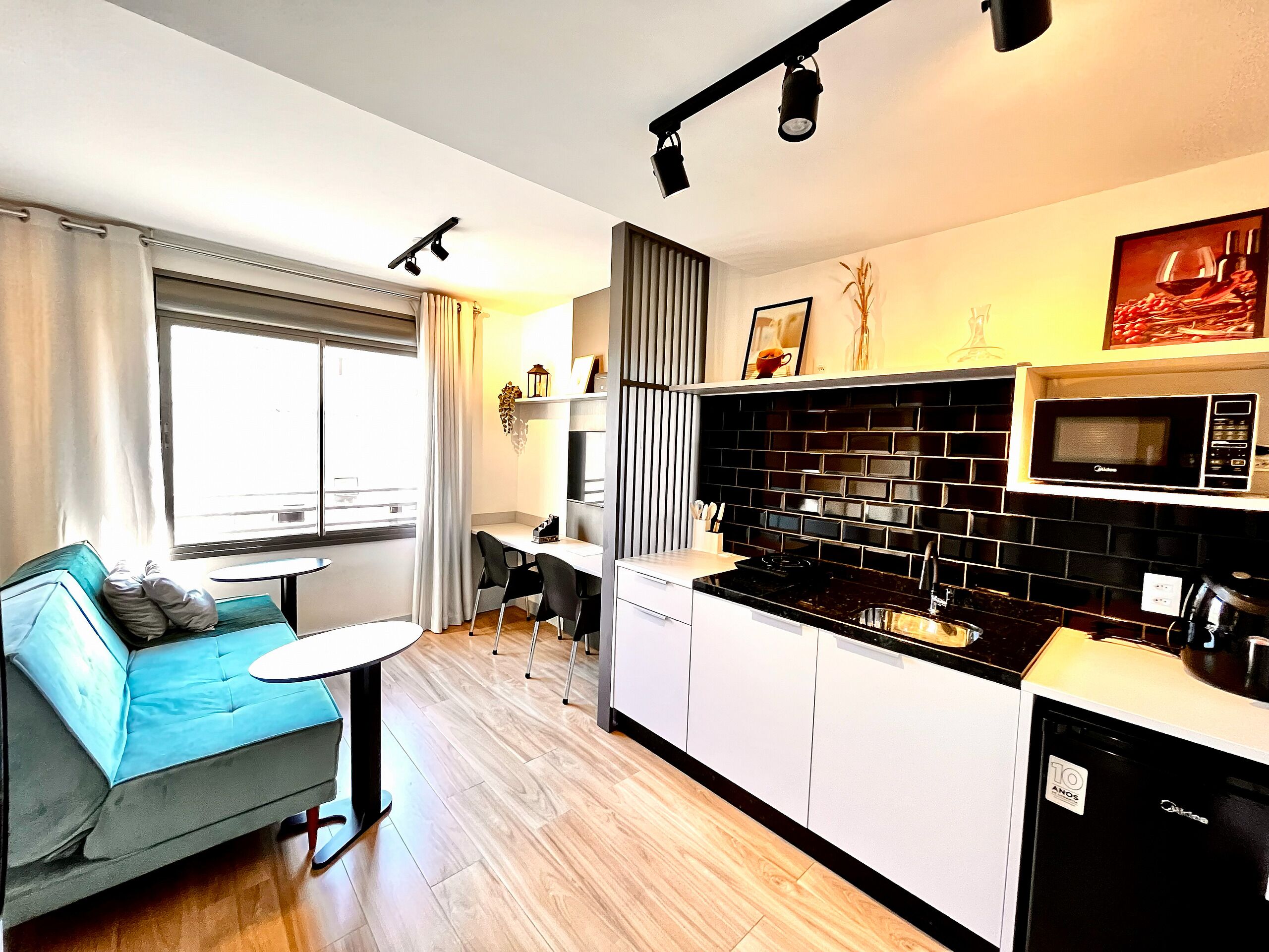 Appartement | Privékeuken | Een koelkast, een kookplaat, kookgerei, borden en bestek