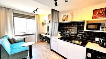 Appartement | Privékeuken | Een koelkast, een kookplaat, kookgerei, borden en bestek