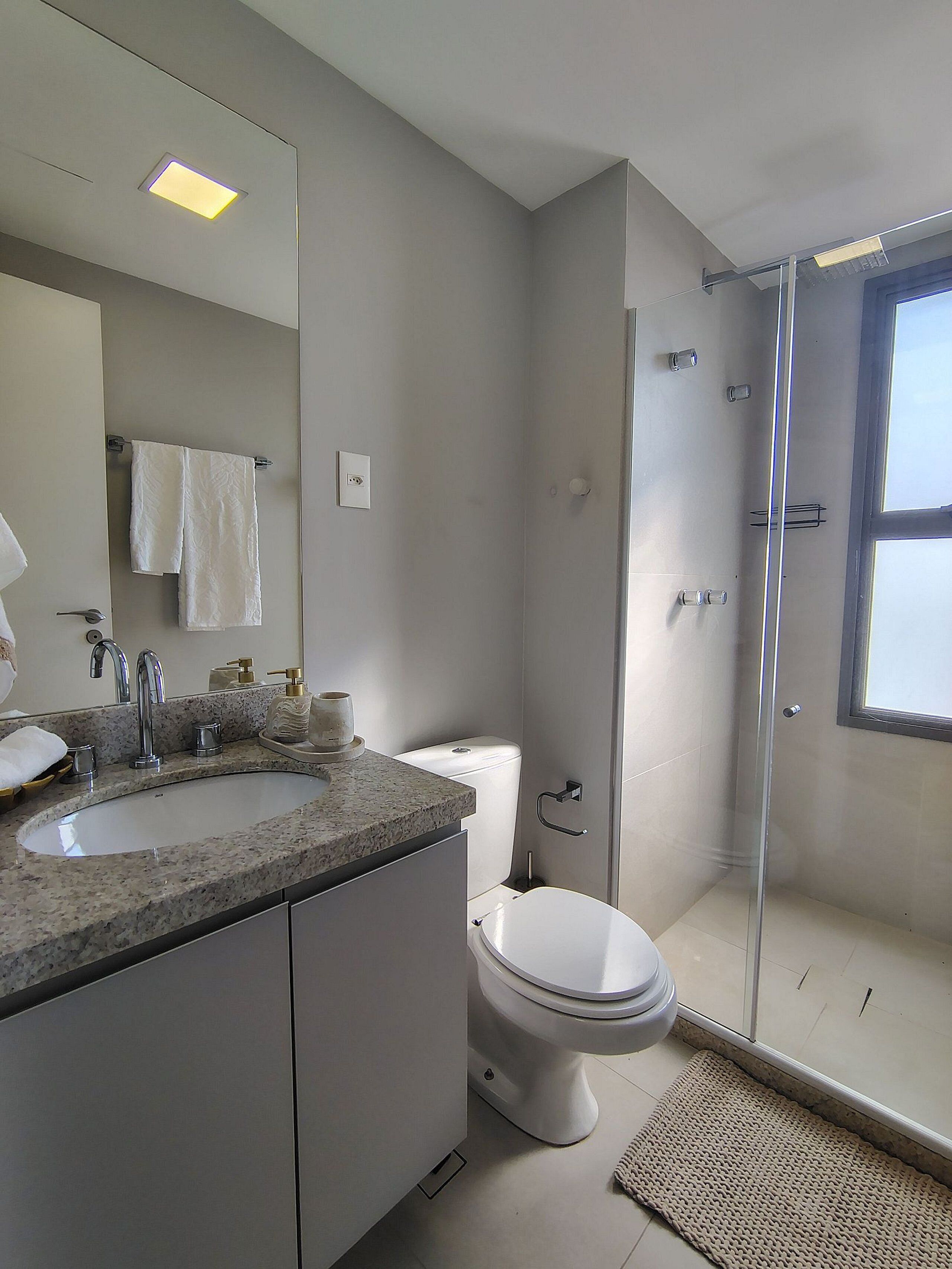Estudio | Baño | Regadera, secadora de cabello, toallas, papel de baño 