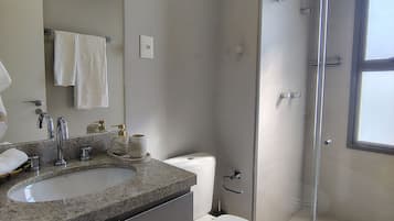 Estudio | Baño | Regadera, secadora de cabello, toallas, papel de baño