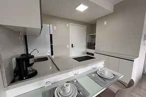 Refrigerador, placa de cocina, utensilios de cocina
