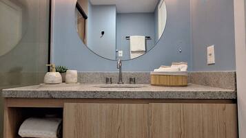Apartment | Bathroom | Shower, hair dryer, towels, toilet paper