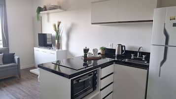 Departamento básico | Cocina privada | Refrigerador, parrilla de estufa y utensilios de cocina