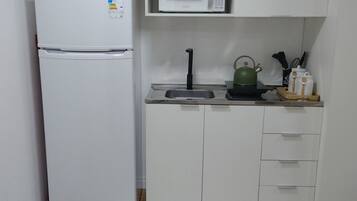 Studio | Private kitchen | Fridge, stovetop, cookware/dishes/utensils
