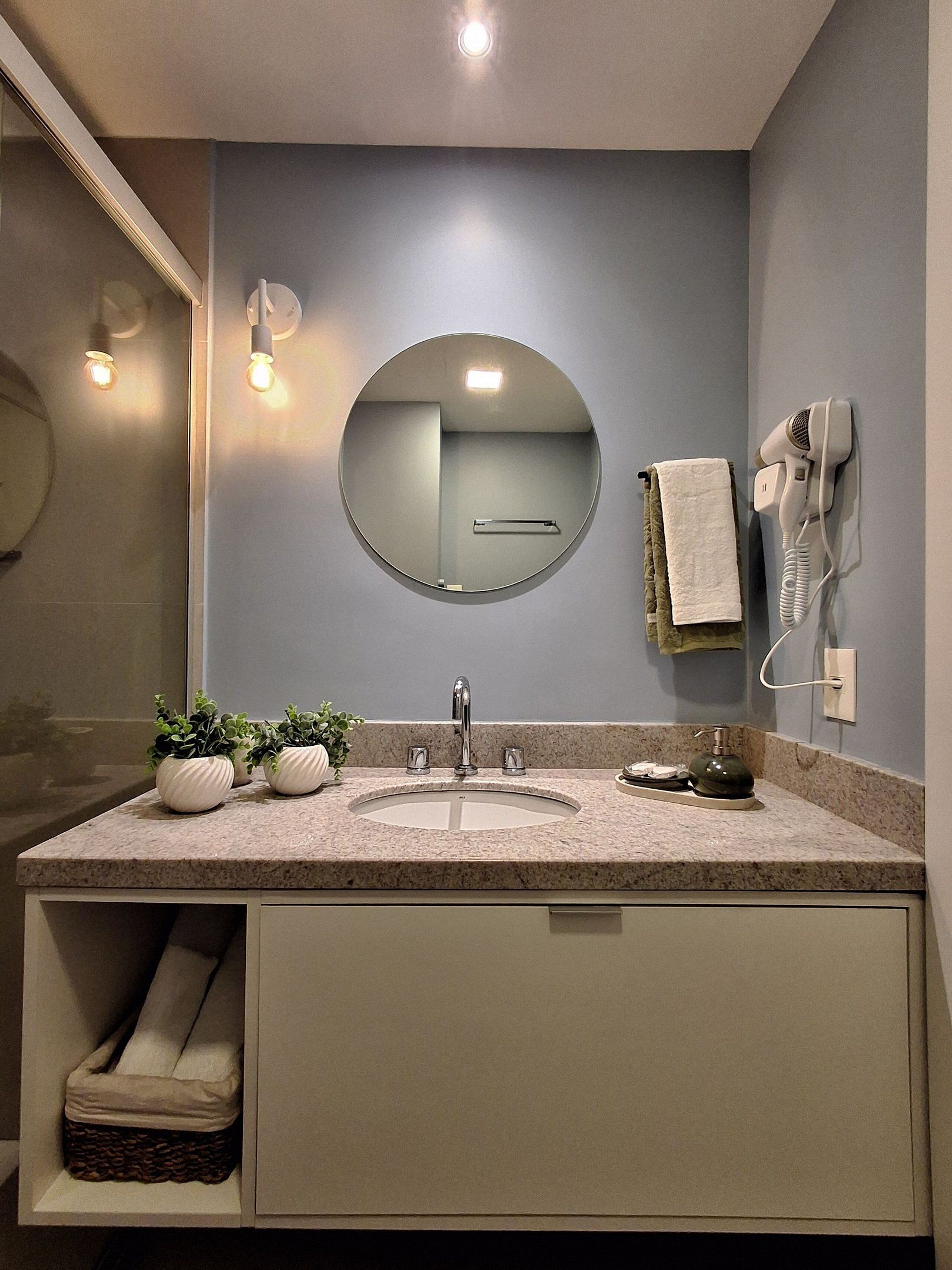 Apartamento básico | Banheiro | Chuveiro, secador de cabelo, toalhas de banho, papel higiênico