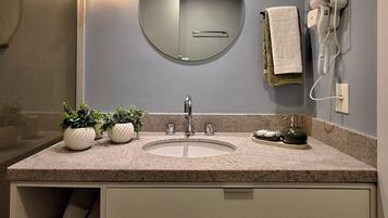 Basic Apartment | Bathroom