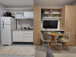 Apartamento | Cozinha privada | Geladeira, cooktop, talheres/pratos/utensílios de cozinha