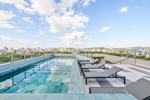 Una piscina al aire libre