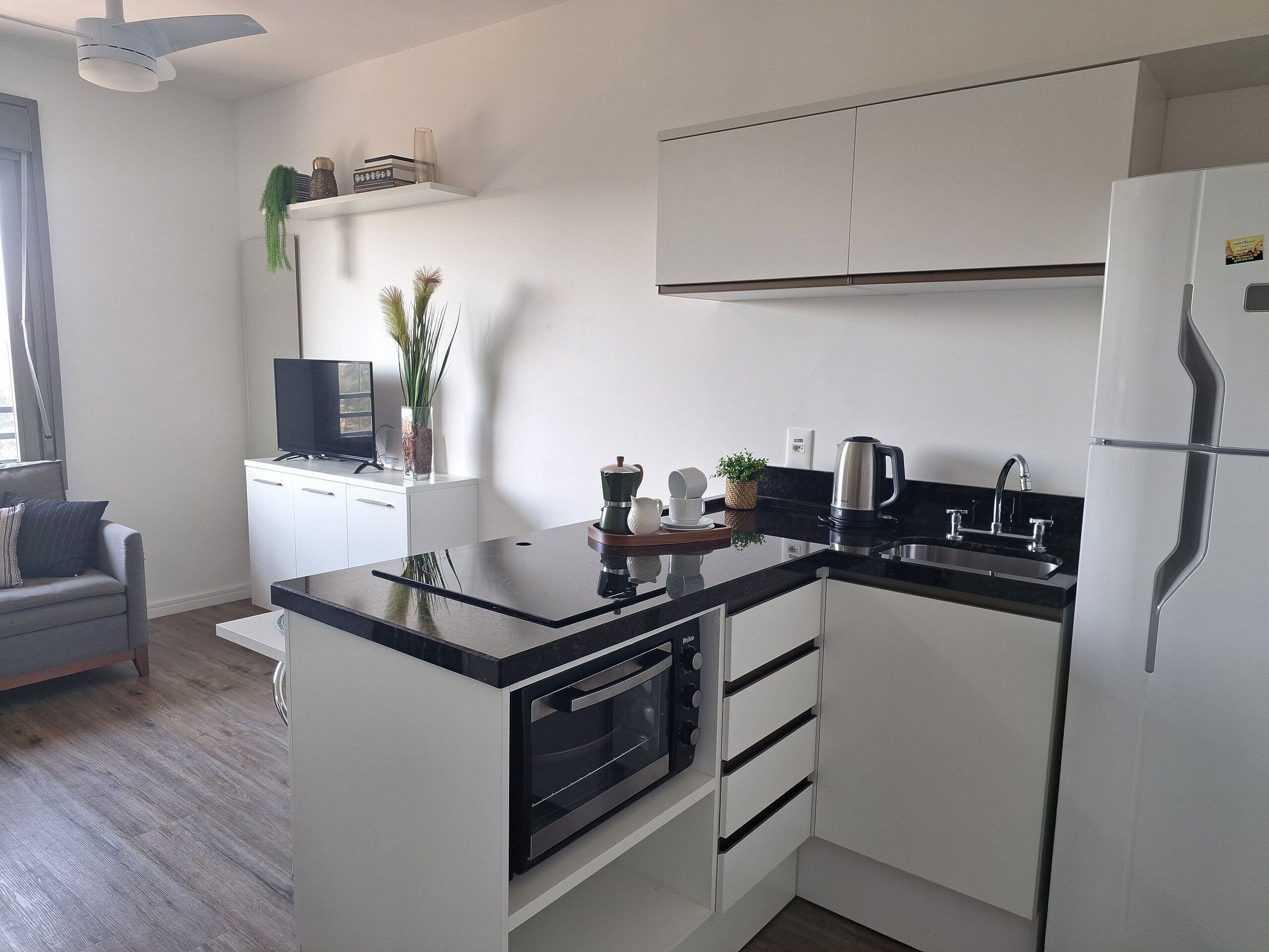 Apartamento básico | Cocina privada | Frigorífico, placa de cocina y utensilios de cocina