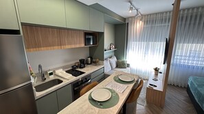 Apartment | Eigene Küche | Kühlschrank, Herdplatte, Kochgeschirr/Geschirr/Besteck
