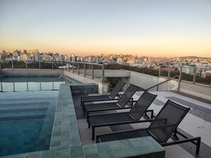Una piscina al aire libre