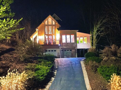 Stunning 3 Level Chalet, 3 Miles to Helen, Mountain Views, Fire Pit, Pool, Golf.