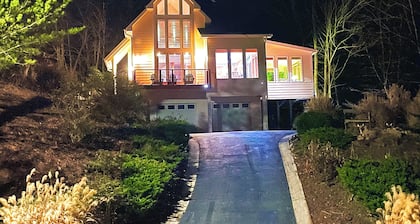 Stunning 3 Level Chalet, 3 Miles to Helen, Mountain Views, Fire Pit, Pool, Golf.