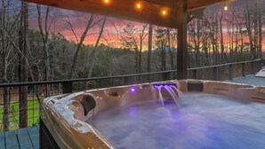 Outdoor spa tub - Helen Haus: Golf Sim & Hot Tub Theater Retreat (Helen)