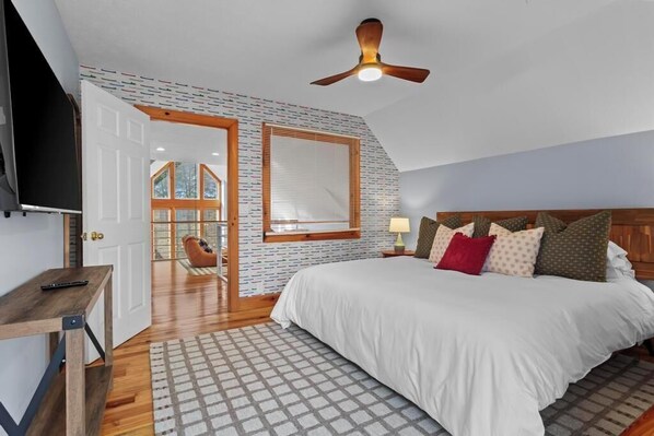 Room - Helen Haus: Golf Sim & Hot Tub Theater Retreat (Helen)