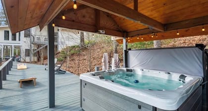 Helen Haus: Golf Sim & Hot Tub Theater Retreat