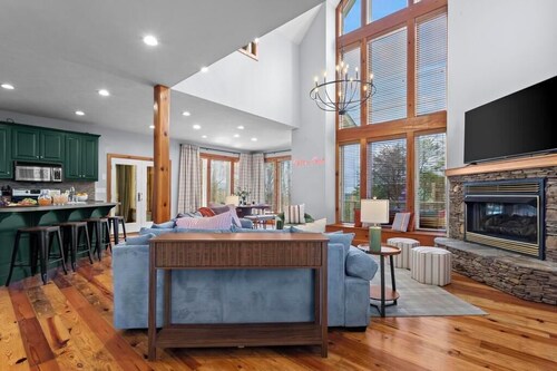 Helen Haus: Golf Sim & Hot Tub Theater Retreat