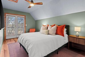 4 bedrooms, Internet, bed sheets - Helen Haus: Golf Sim & Hot Tub Theater Retreat (Helen)