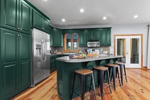 Microwave, oven, stovetop, dishwasher - Helen Haus: Golf Sim & Hot Tub Theater Retreat (Helen)