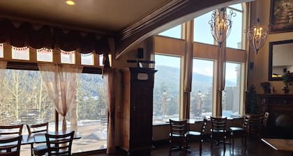 Arrowhead Manor B&B close to Red Rocks Amphitheater