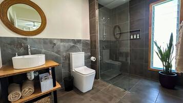 Superior Villa, 3 Bedrooms, Air conditioning | Bathroom