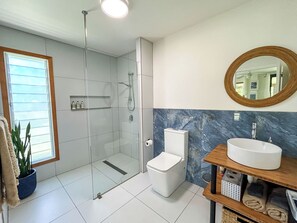 Superior-huvila, 3 makuuhuonetta, ilmastointi | Kylpyhuone | Suihku, hiustenkuivaaja, pyyhkeet, saippua