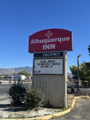 A sign for Albuquerque Inn with a message indicating no vacancy.