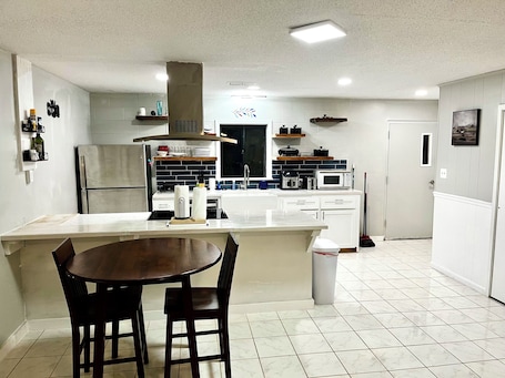Fridge, microwave, oven, stovetop. 3-bedroom house w/pond next to White Oak Lake