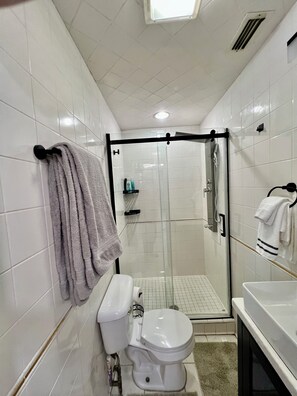 Doccia, asciugamani, sapone, shampoo