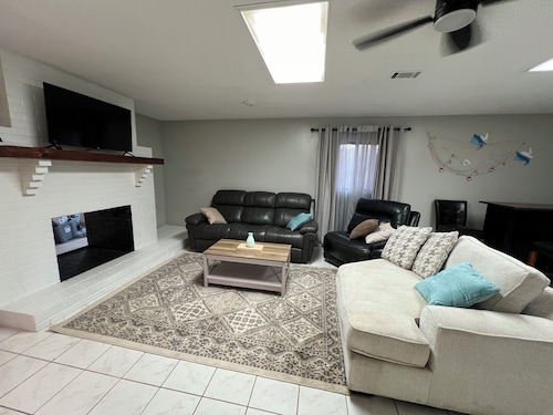 3-bedroom house w/pond next to White Oak Lake