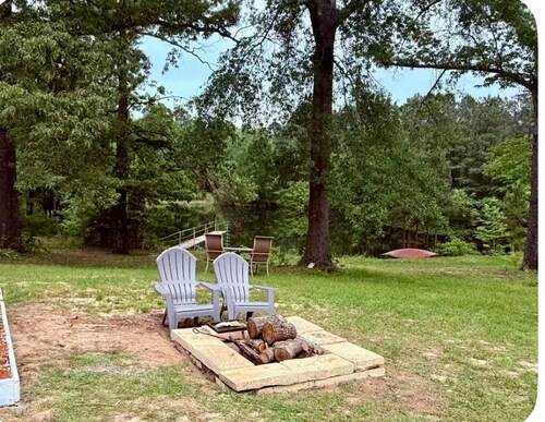 3-bedroom house w/pond next to White Oak Lake