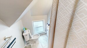 Secador de pelo, toallas, jabón y papel higiénico