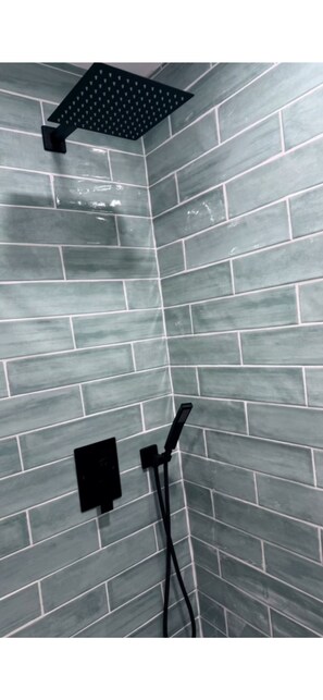 Douche, sèche-cheveux, serviettes fournies, savon
