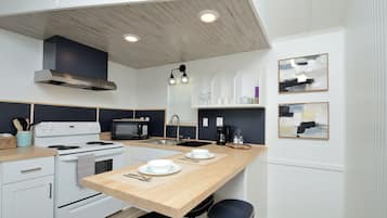 Microondas, horno y placa de cocina