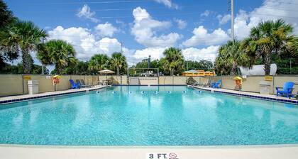 Just Renovated! Cozy 2BR Close to Disney