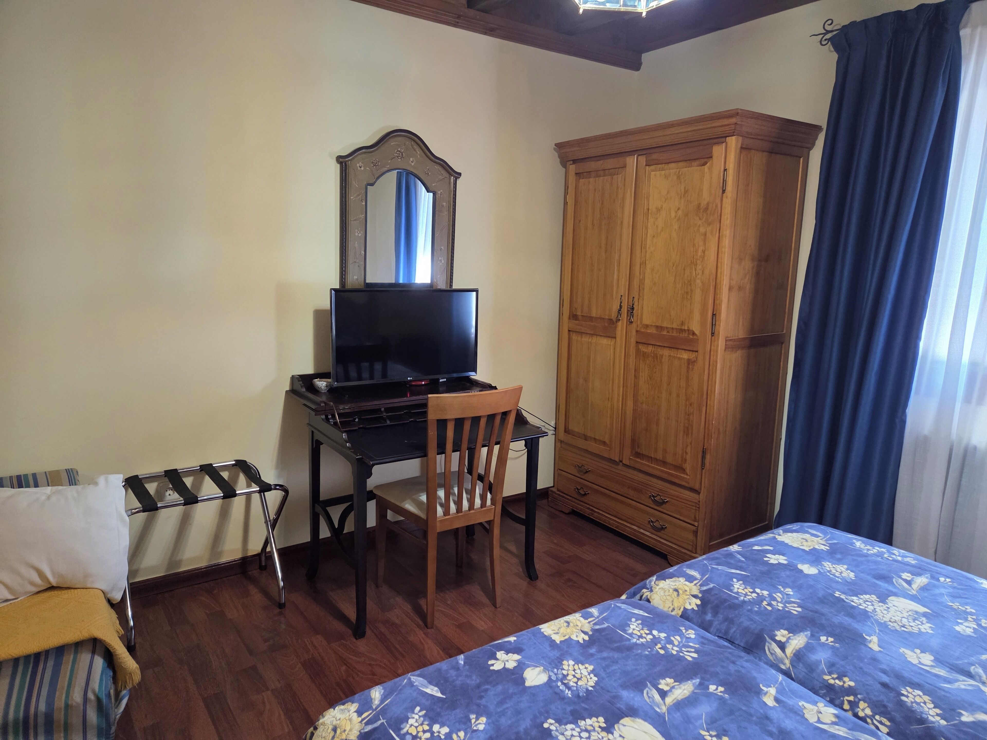 Twin Room | Desk, free WiFi