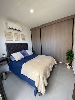 2 bedrooms, iron/ironing board, Internet, bed sheets