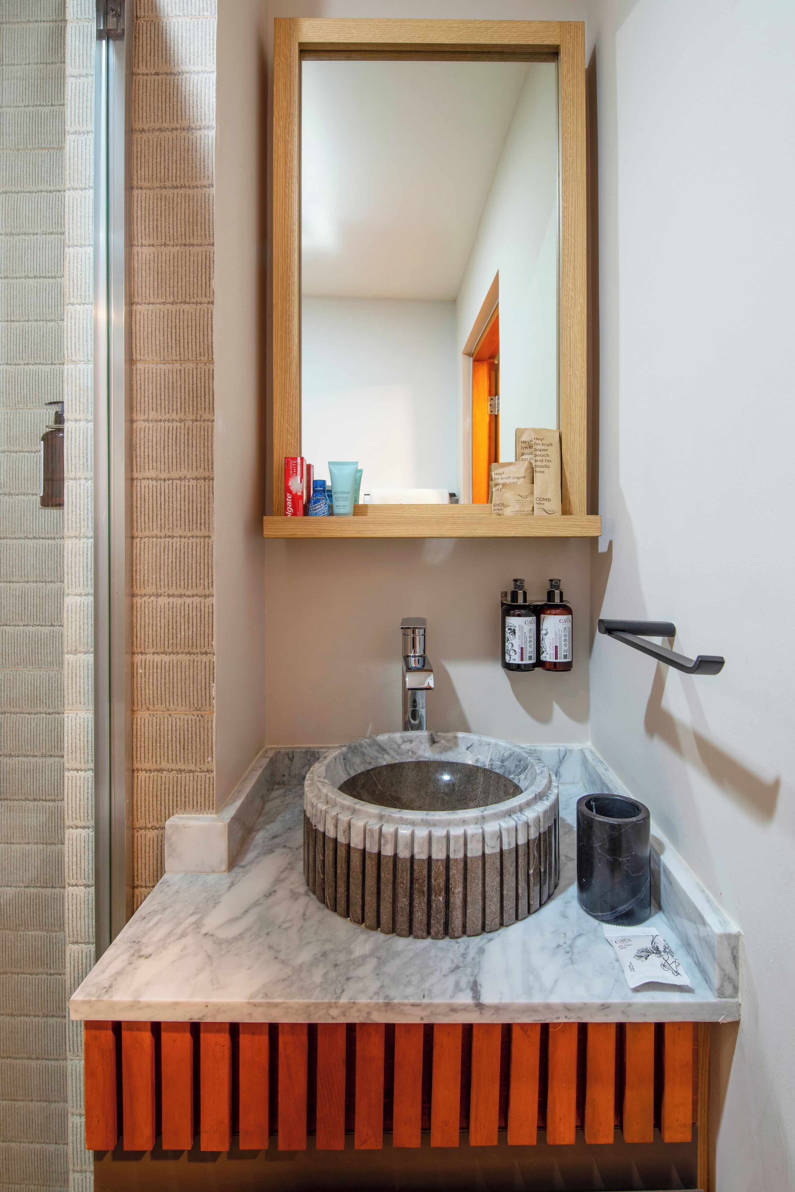 Douche, sèche-cheveux, serviettes fournies, savon