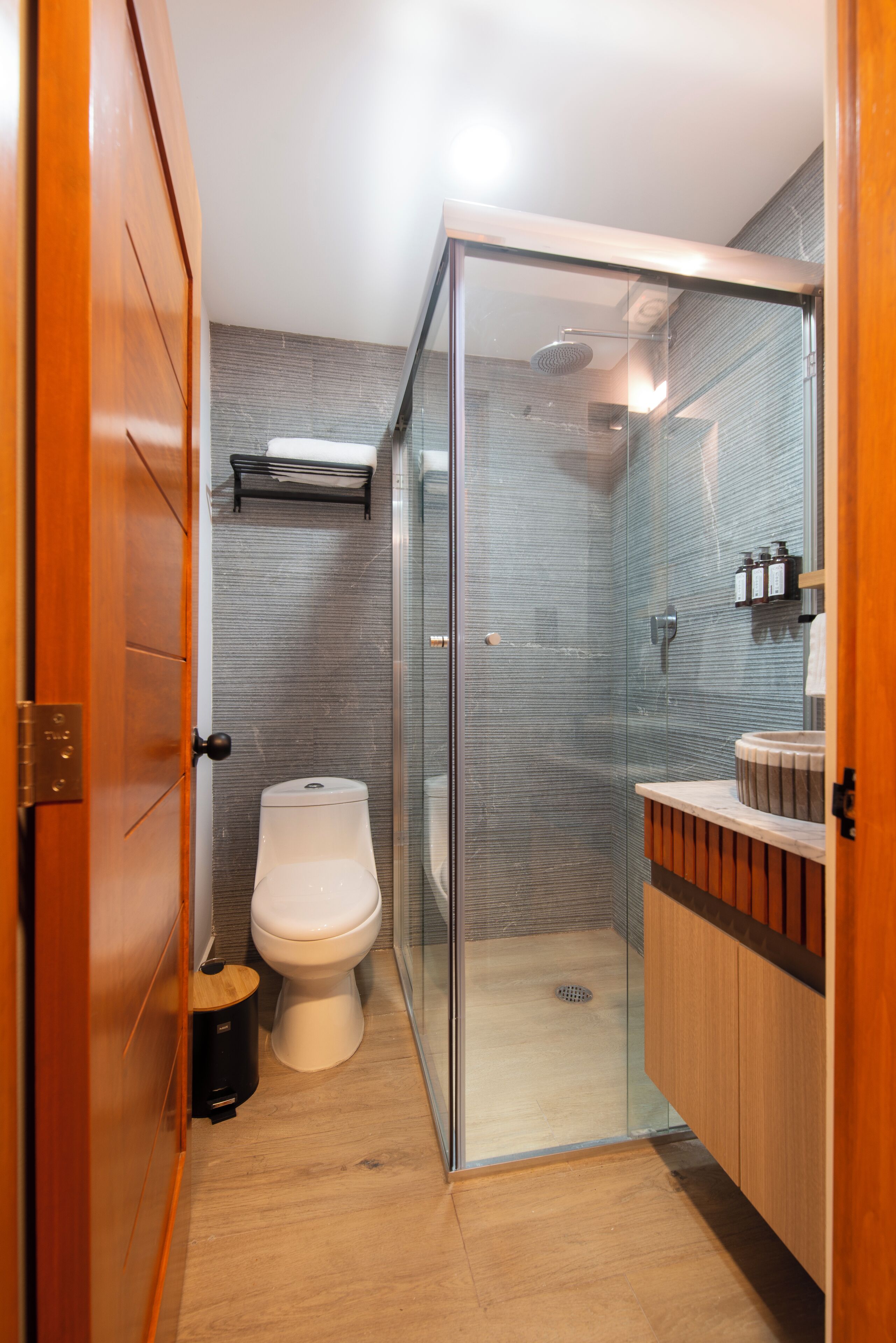 Douche, sèche-cheveux, serviettes fournies, savon