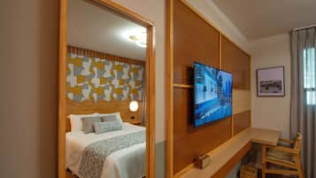 Habitación estándar, vista a la ciudad | Caja de seguridad en la habitación y escritorio