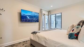 1 bedroom, desk, iron/ironing board, WiFi