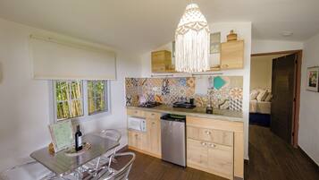 Een magnetron, een kookplaat