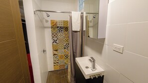 Sèche-cheveux, serviettes fournies, savon, papier toilette