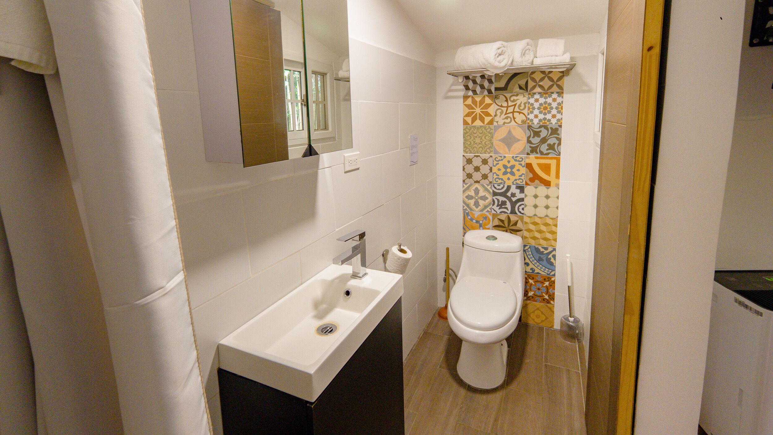 مجففات شعر، مناشف، صابون، ورق حمّام